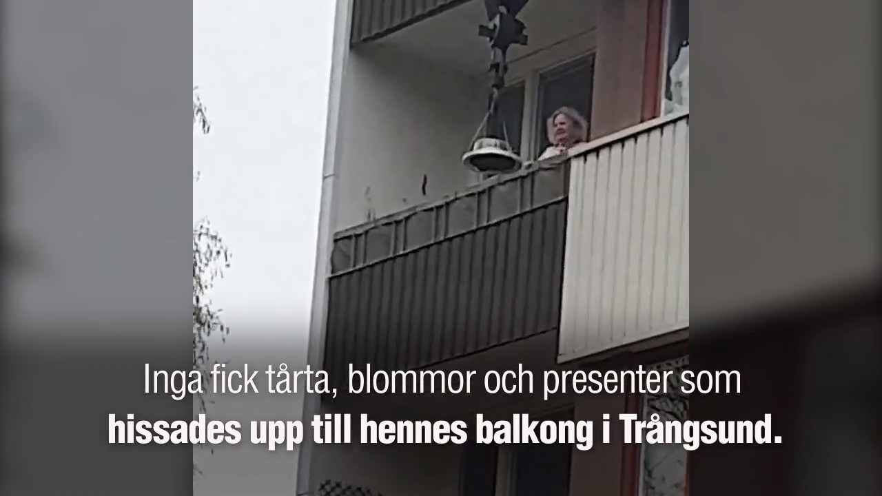 En kranbil kommer lastad med tårta – på Ingas 92-årsdag