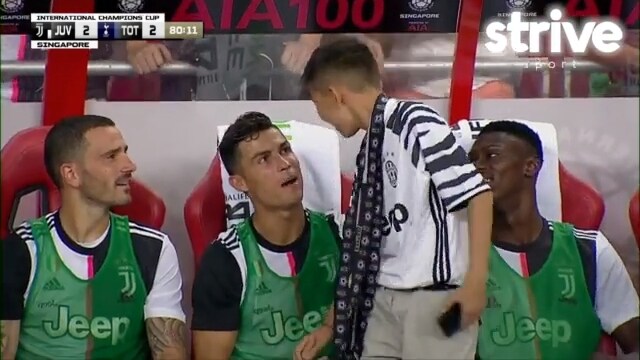 Ronaldo hyllas för fina gesten mot unga pojken