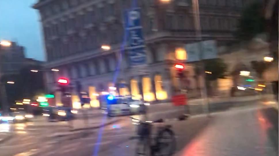 Här kör poliskortegen med familjen Obama genom Stockholm