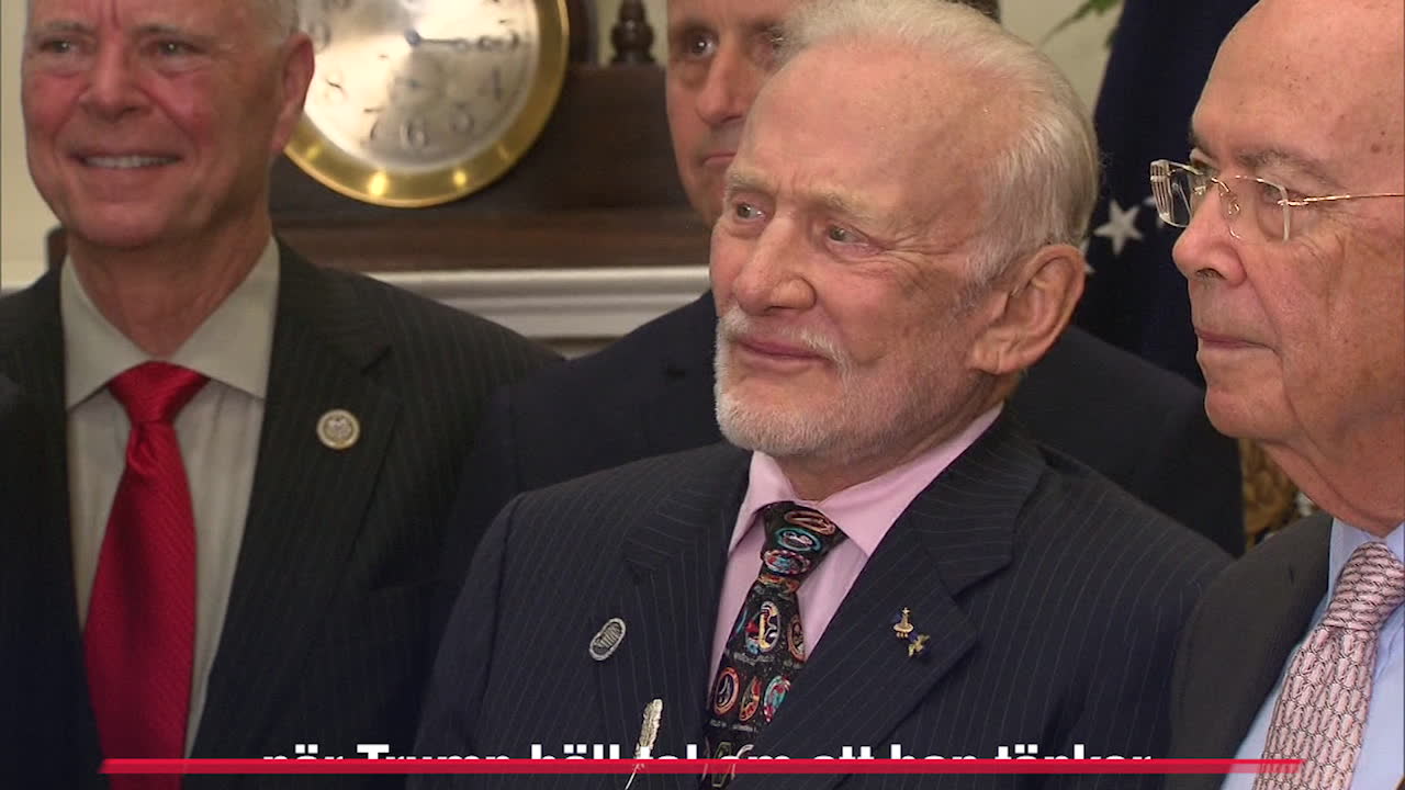 Kan inte hålla masken när Trump börjar prata