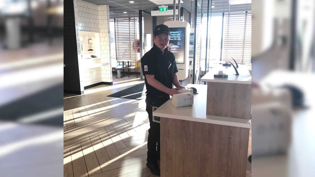 Alexander, 21, hyllas för praktiken: “Får mycket beröm”