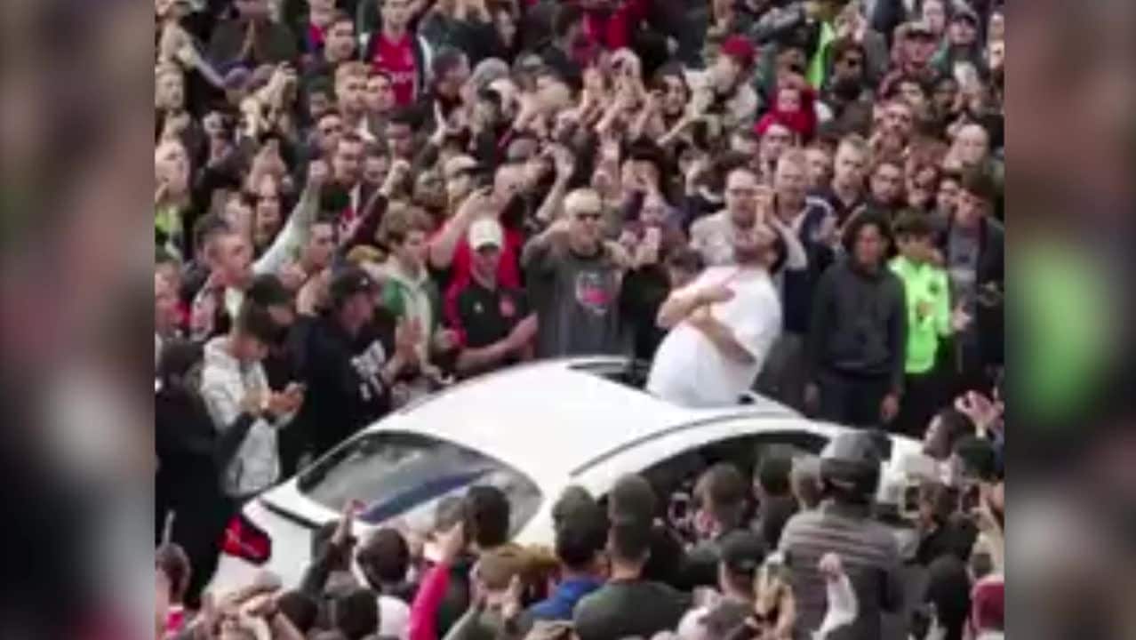 Här samlas tusentals fans för att stötta Ajax-spelaren