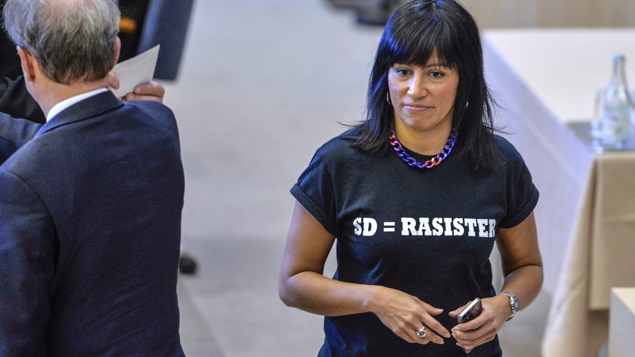 Anmäldes för SD-tryck på t-shirt – nu lämnar hon politiken