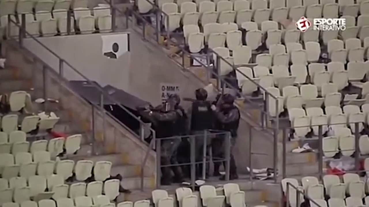 Här skjuter polisen gummikulor mot fans