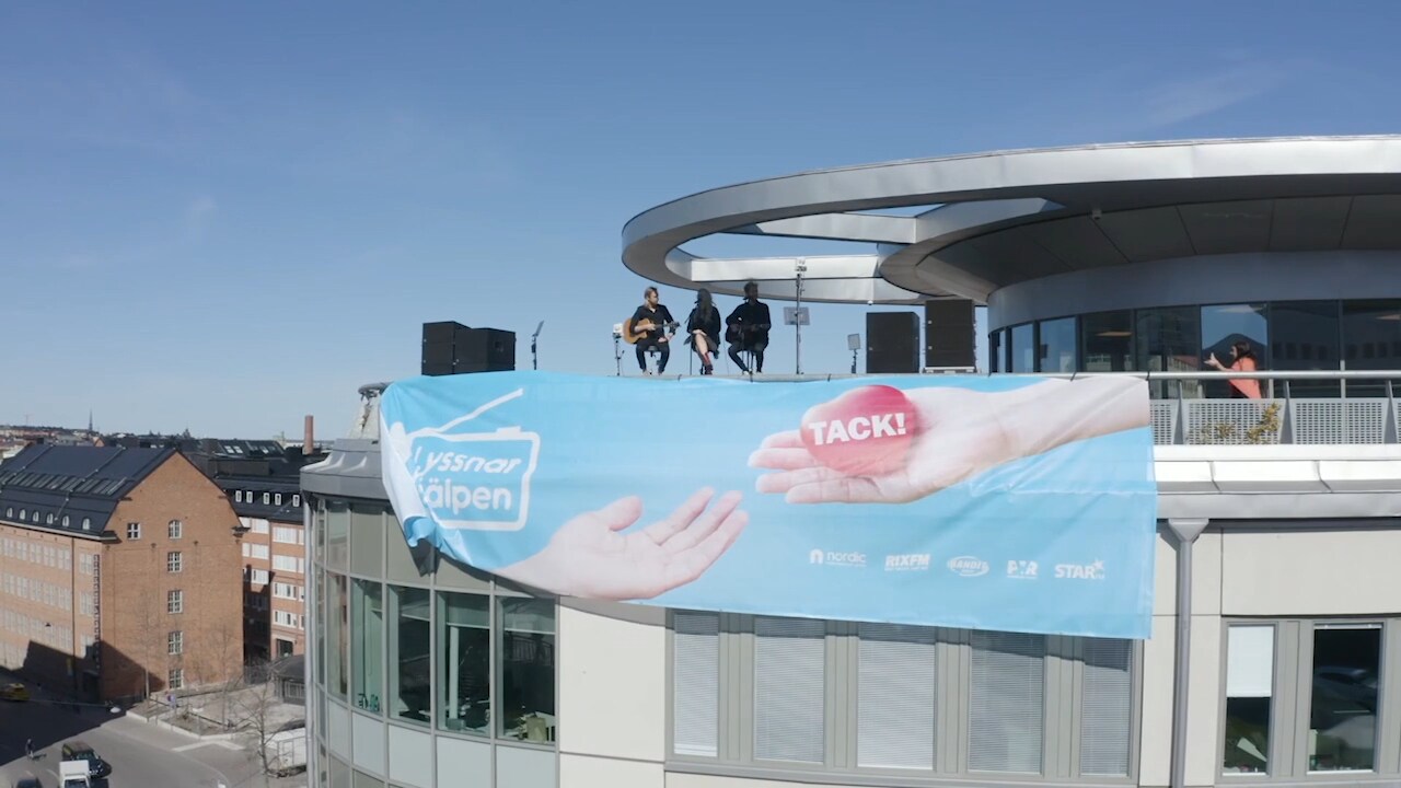 Smith & Thell hyllar vårdpersonal med takspelning