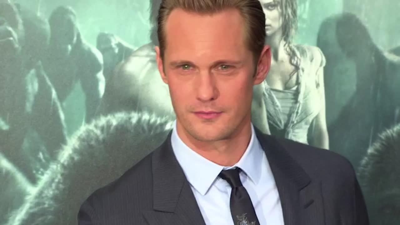 Alexander Skarsgård är singel