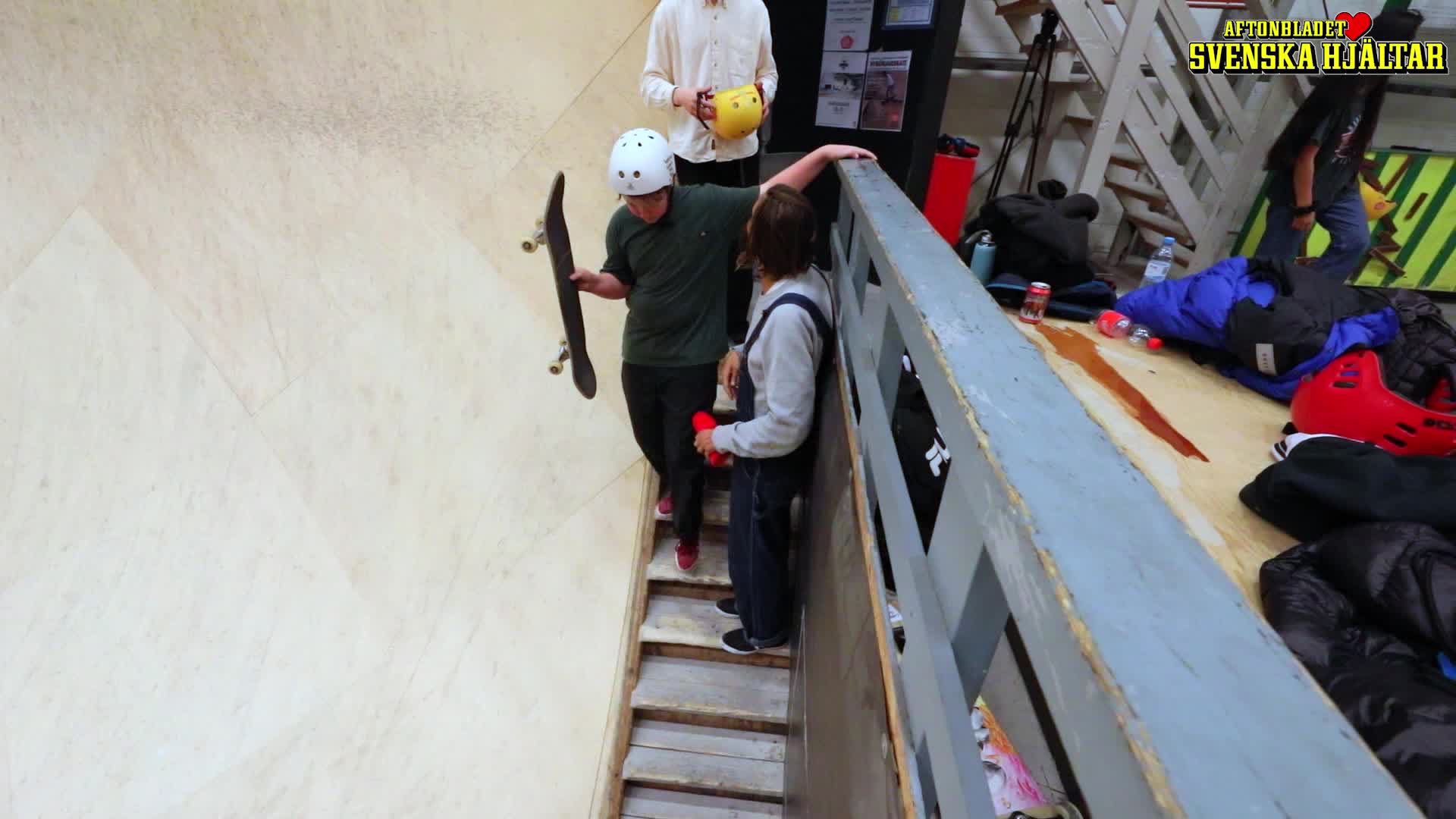 Viktor hjälper nyanlända barn och unga med hjälp av skejting