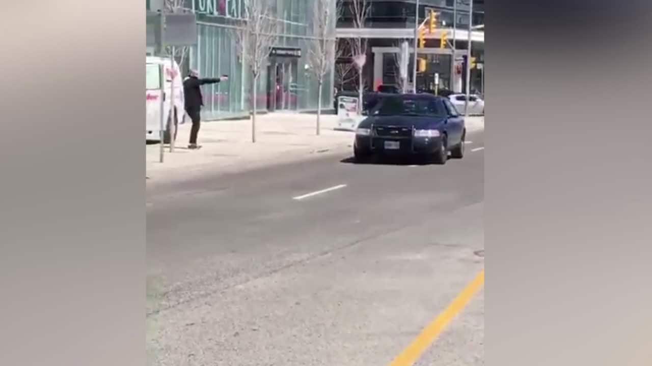 Pekar pistolerna mot varandra – se det dramatiska gripandet