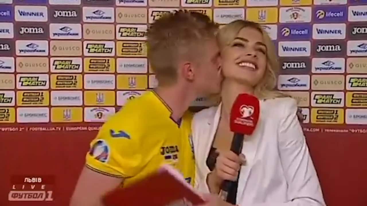 Här friar han till reportern efter kritiserade kyssen