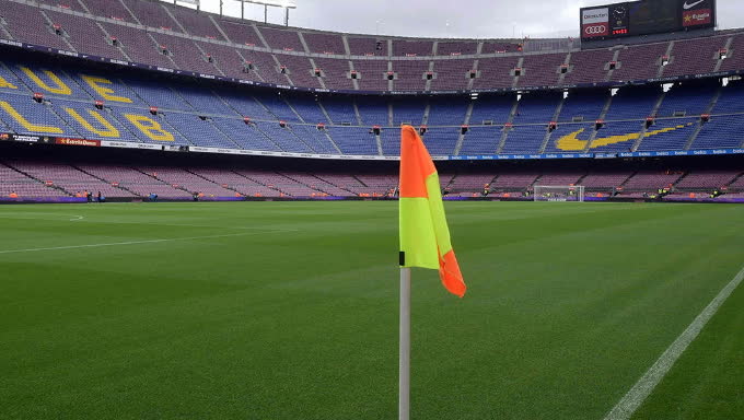 Barcelona spelar inför tomma läktare