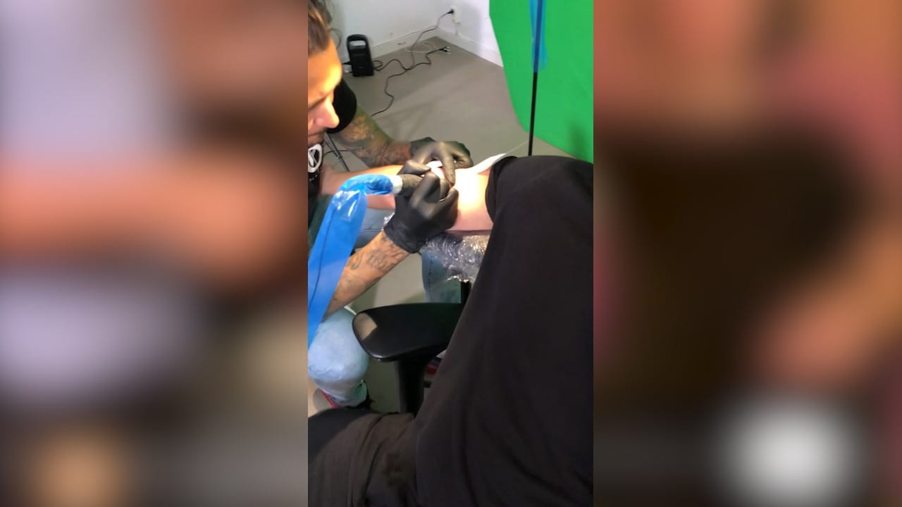 Här tatuerar han granens gran