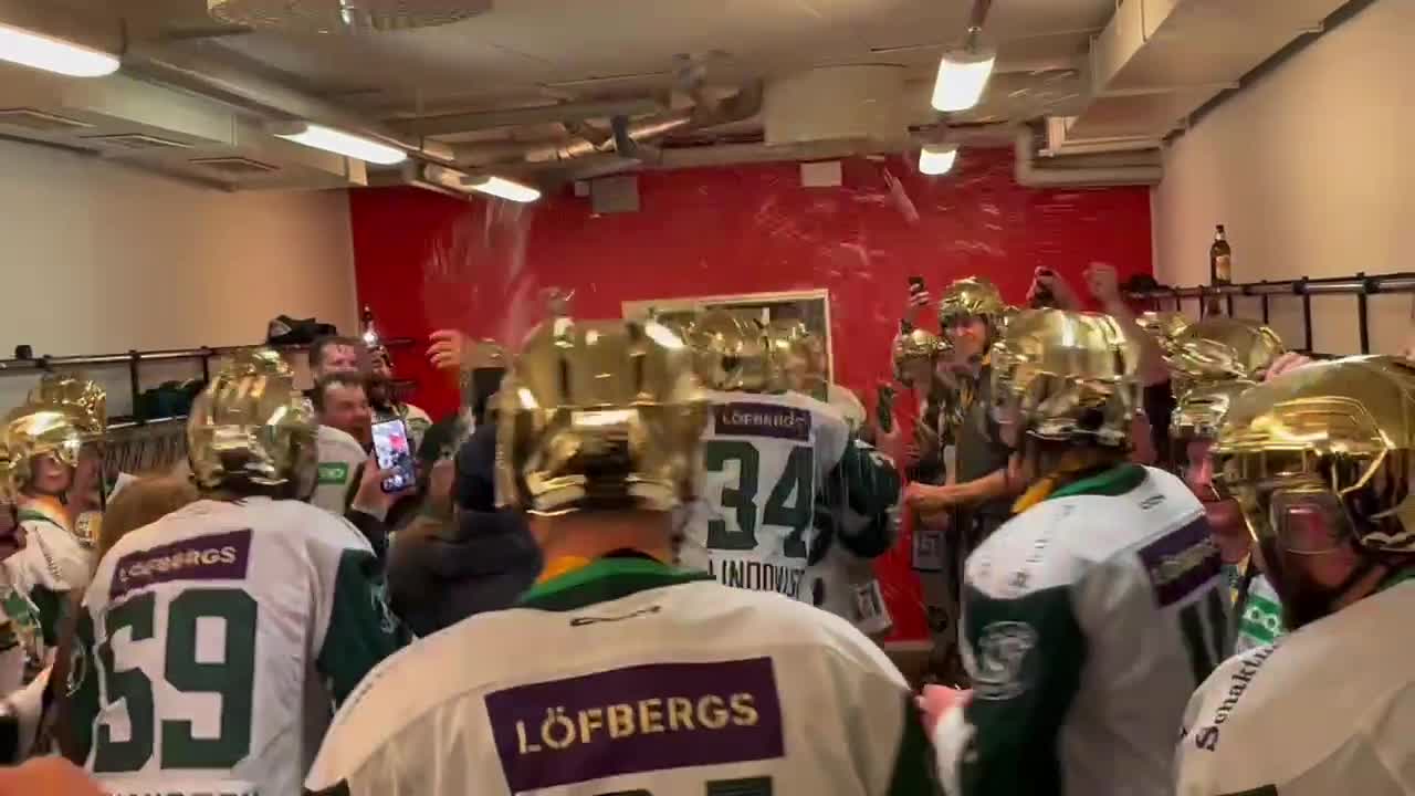 Guldscenerna – se firandet i omklädningsrummet här