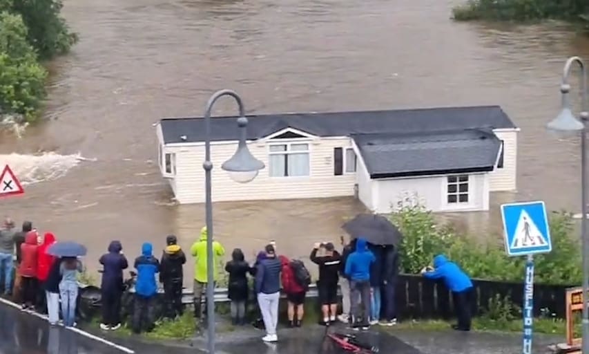 Här flyter huset iväg från campingen