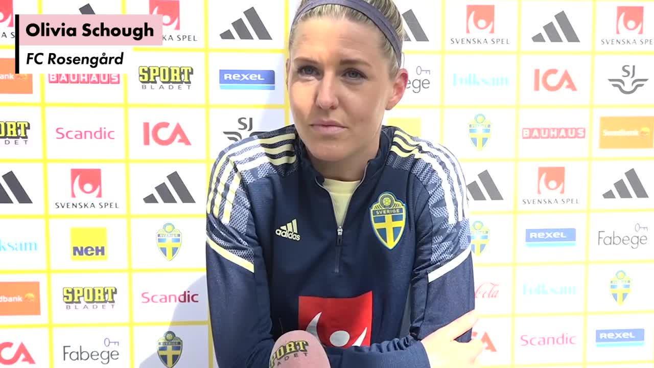 Olivia Schough hyllar Englands beslut att byta vita shorts till blå