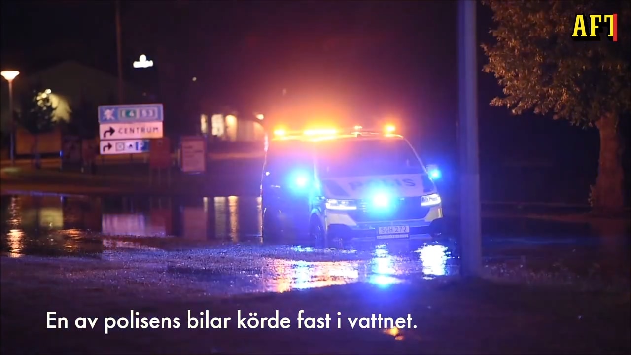 Stor vattenläcka i Nyköping – polisbil körde fast