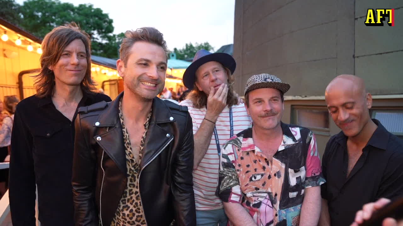 The Ark om de varma scenkläderna: "Vi badar i svett"