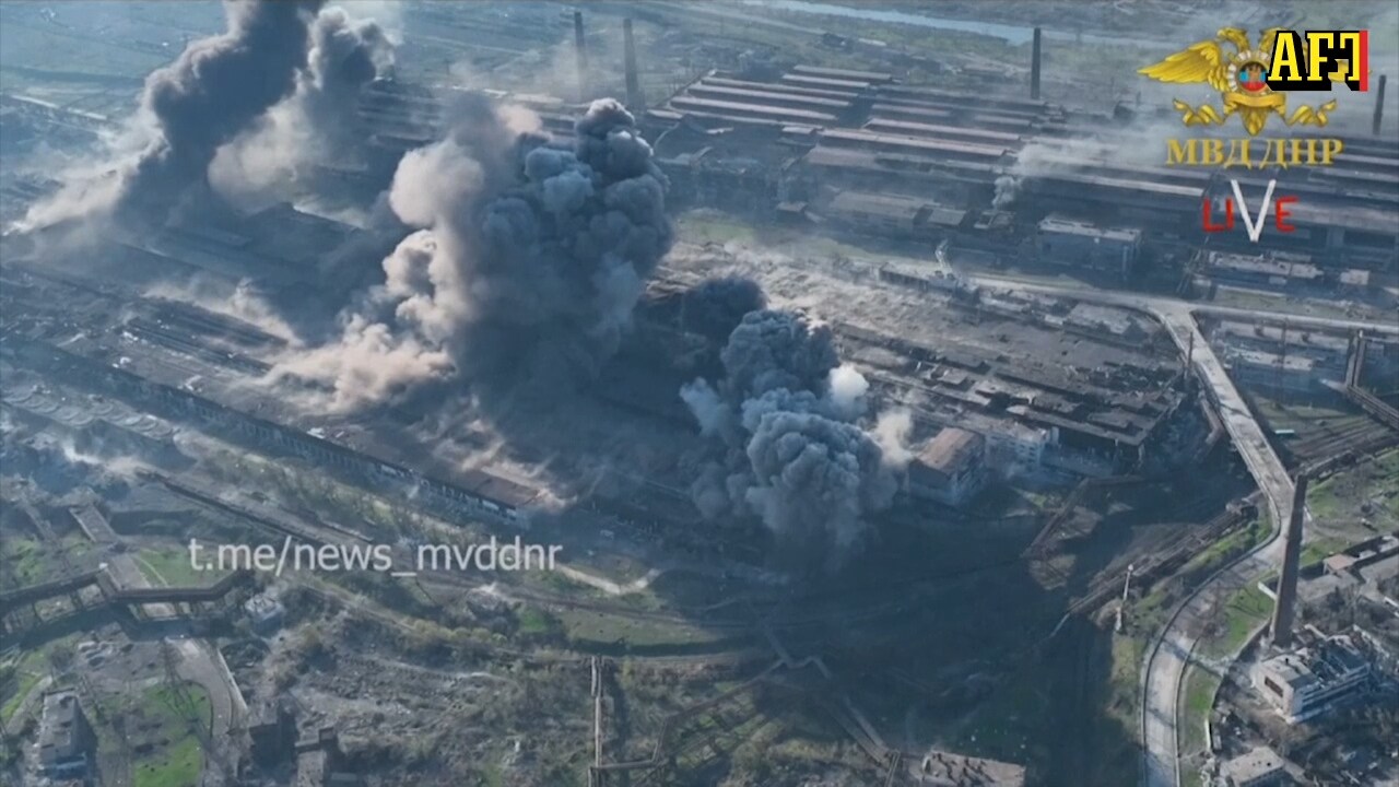 Nya bilder visar: Här bombas stålverket i Mariupol