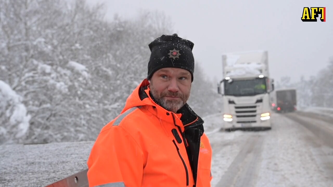 Här sliter bärgarna i snökaoset: "Inte lämpligt med sommardäck"