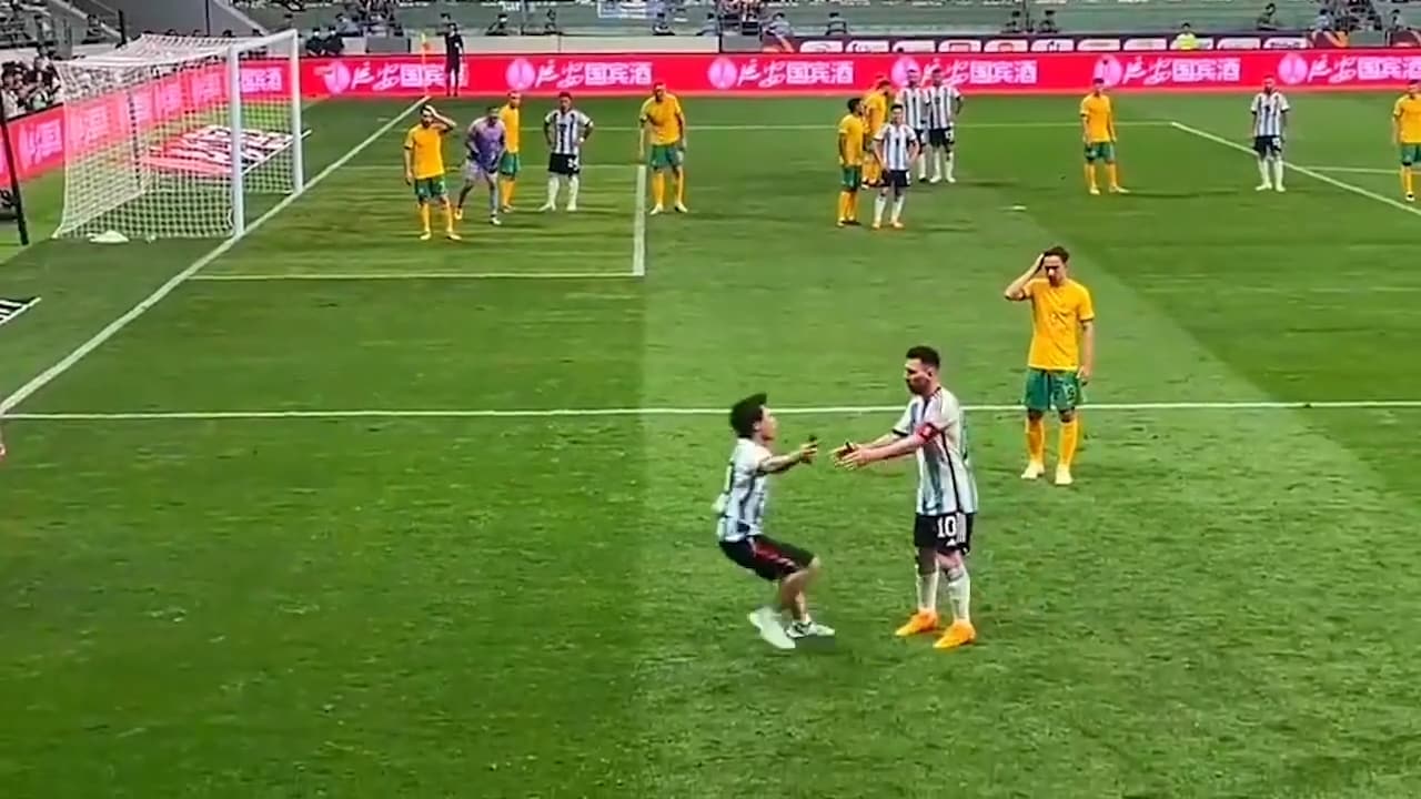 Här rusar planstormaren mot Messi – och ger honom en kram