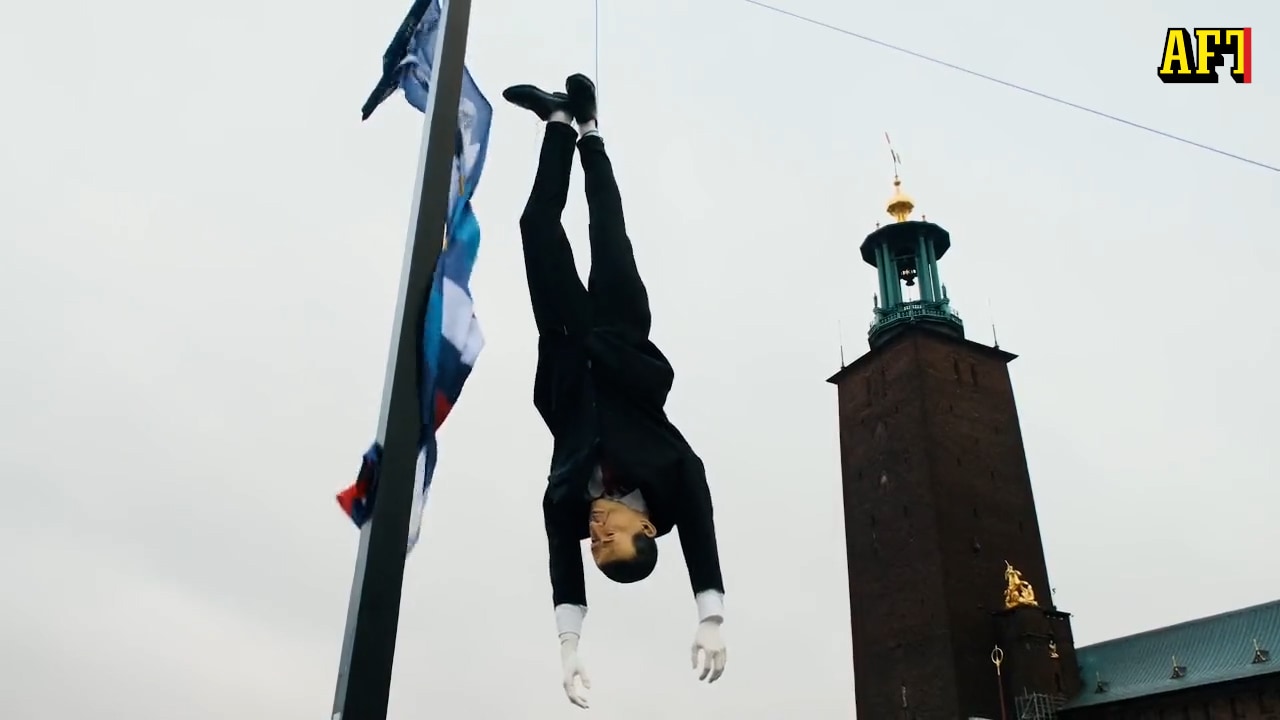 Här hänger Erdogan-dockan utanför stadshuset i Stockholm