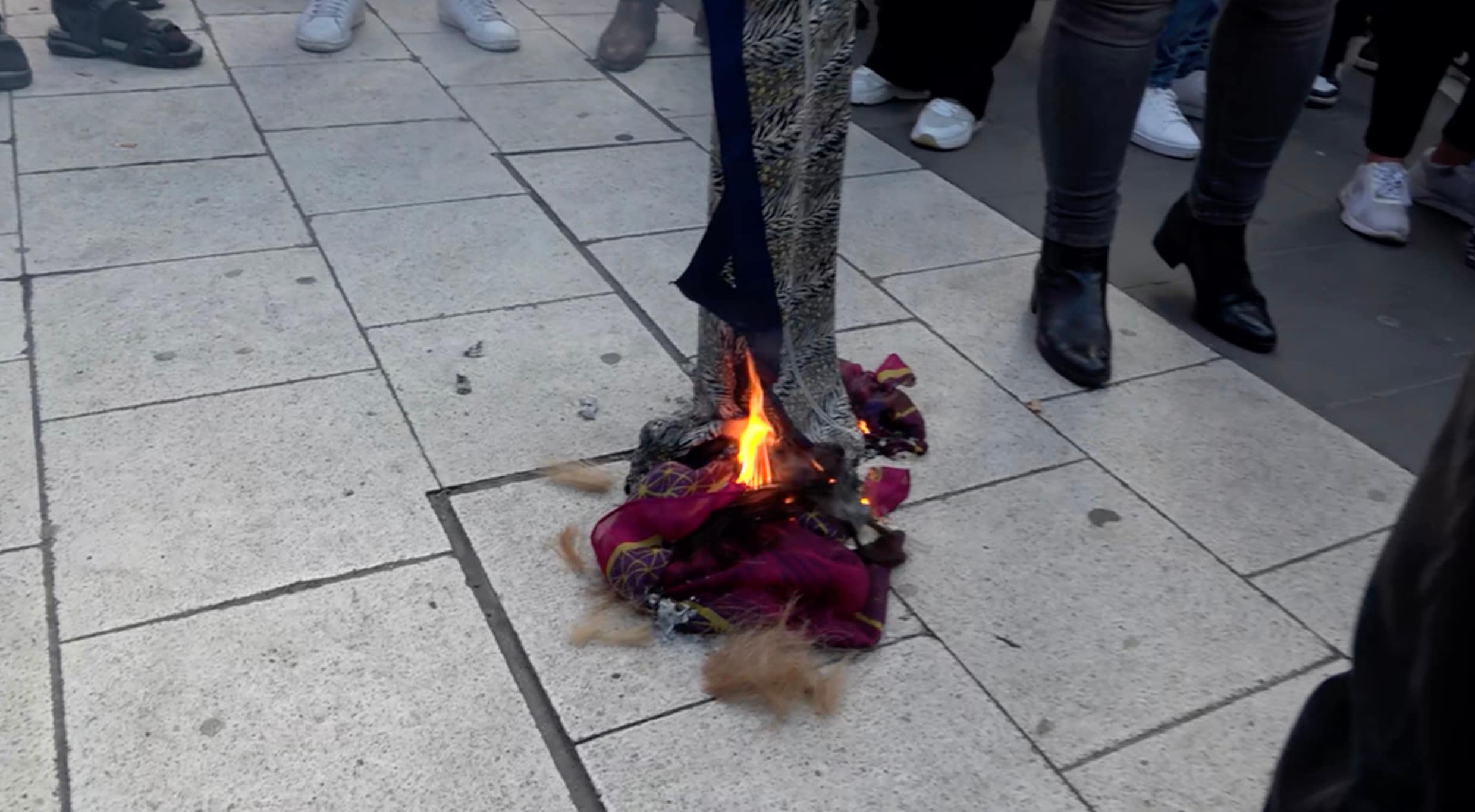 Här bränner de sina slöjor till stöd för Irans kvinnor