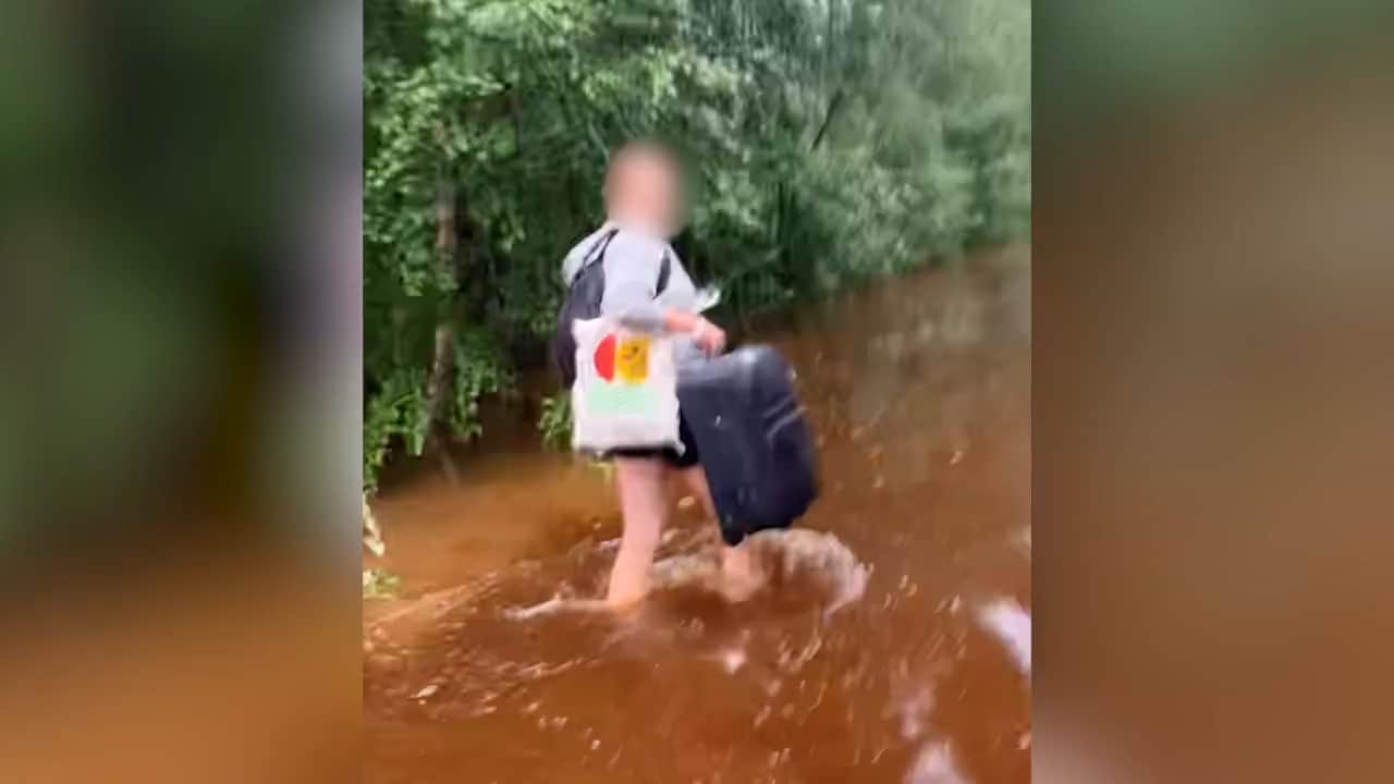 Evakueras från tåg – tvingas vada genom smutsbrunt vatten