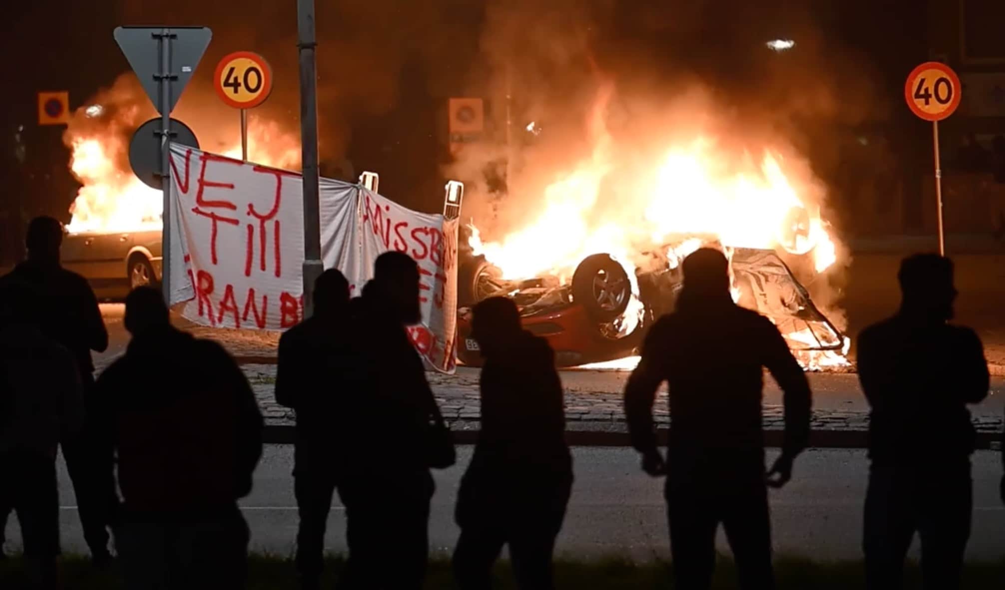 Stenkastning mot polis och bilbränder – efter koranbränning