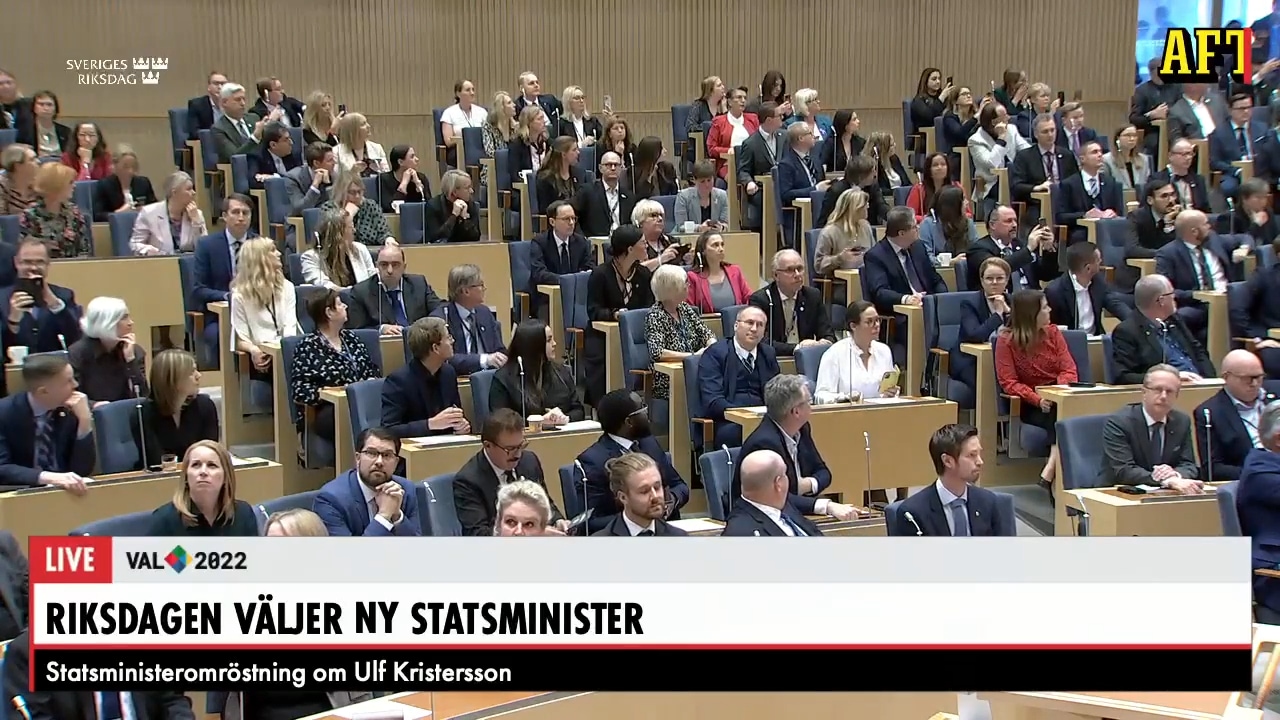 Hör mystiska skriket i riksdagen – ropar på Kristersson