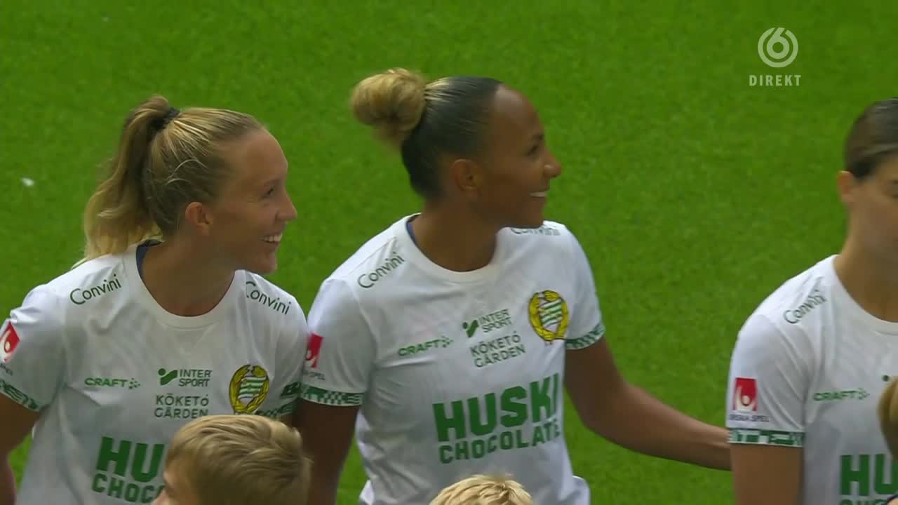 Här brister Janogy ut i skratt av tifot