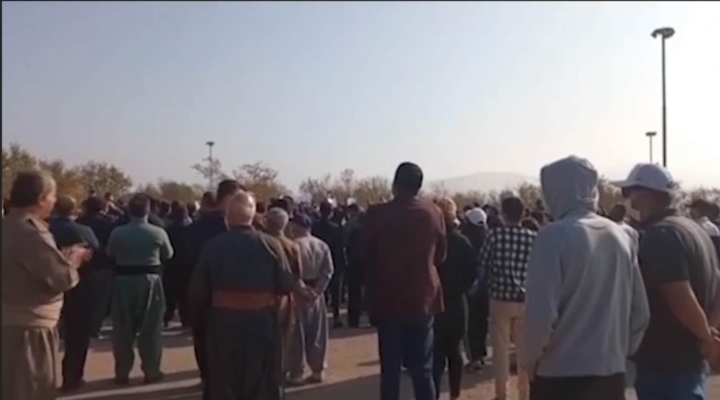 Här strömmar iranska demonstranter ut på gatorna