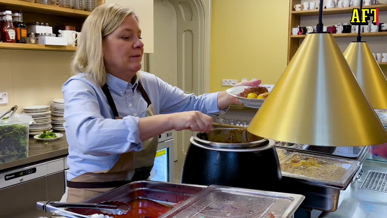 Här jobbar Magdalena Andersson som volontär på stadmissionen