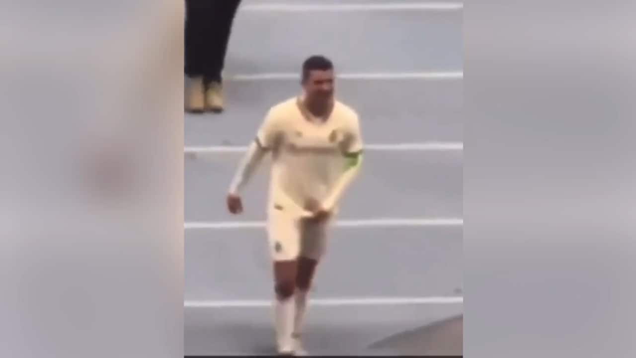 Här tar Ronaldo tag i sin penis