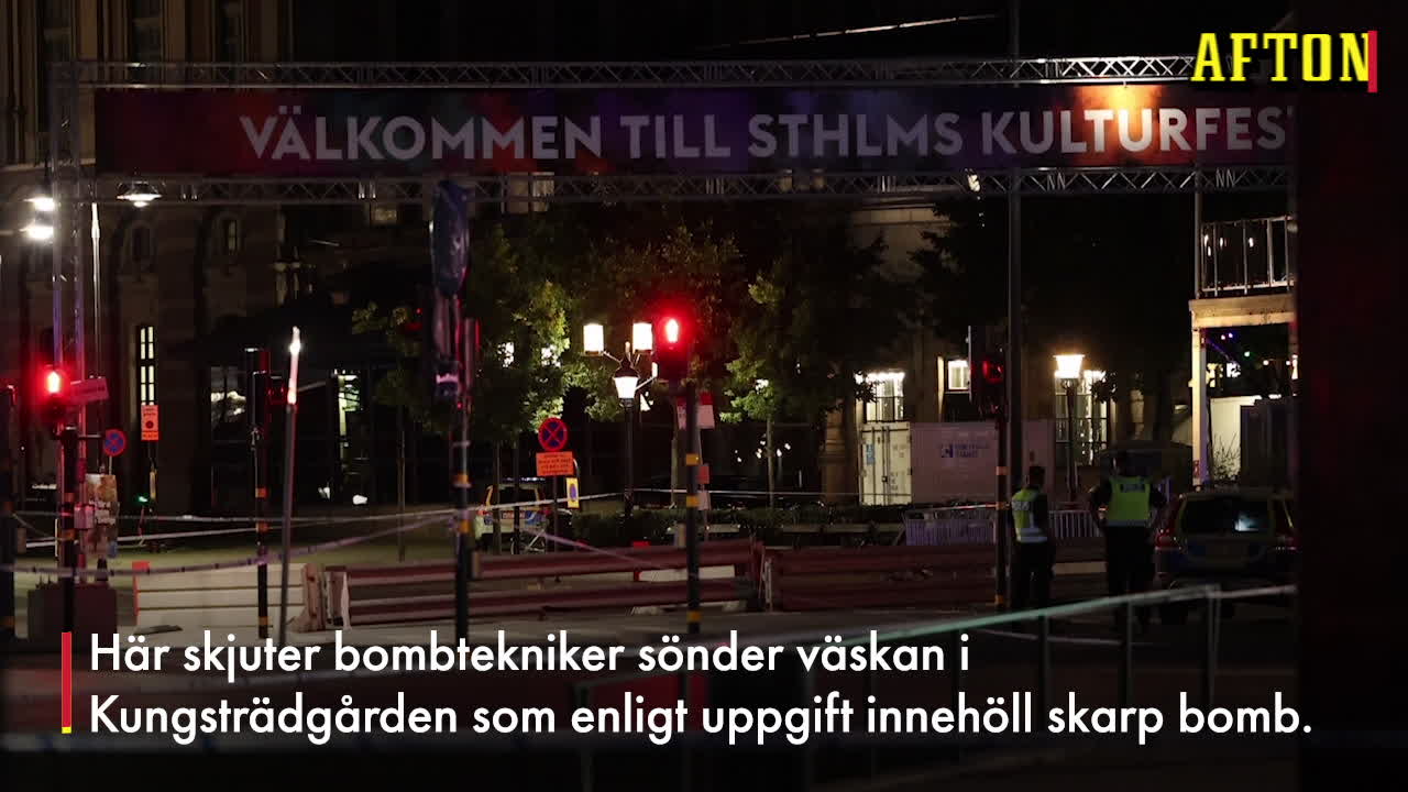 Bombtekniker skjuter sönder väskan med skarp bomb - hör skotten