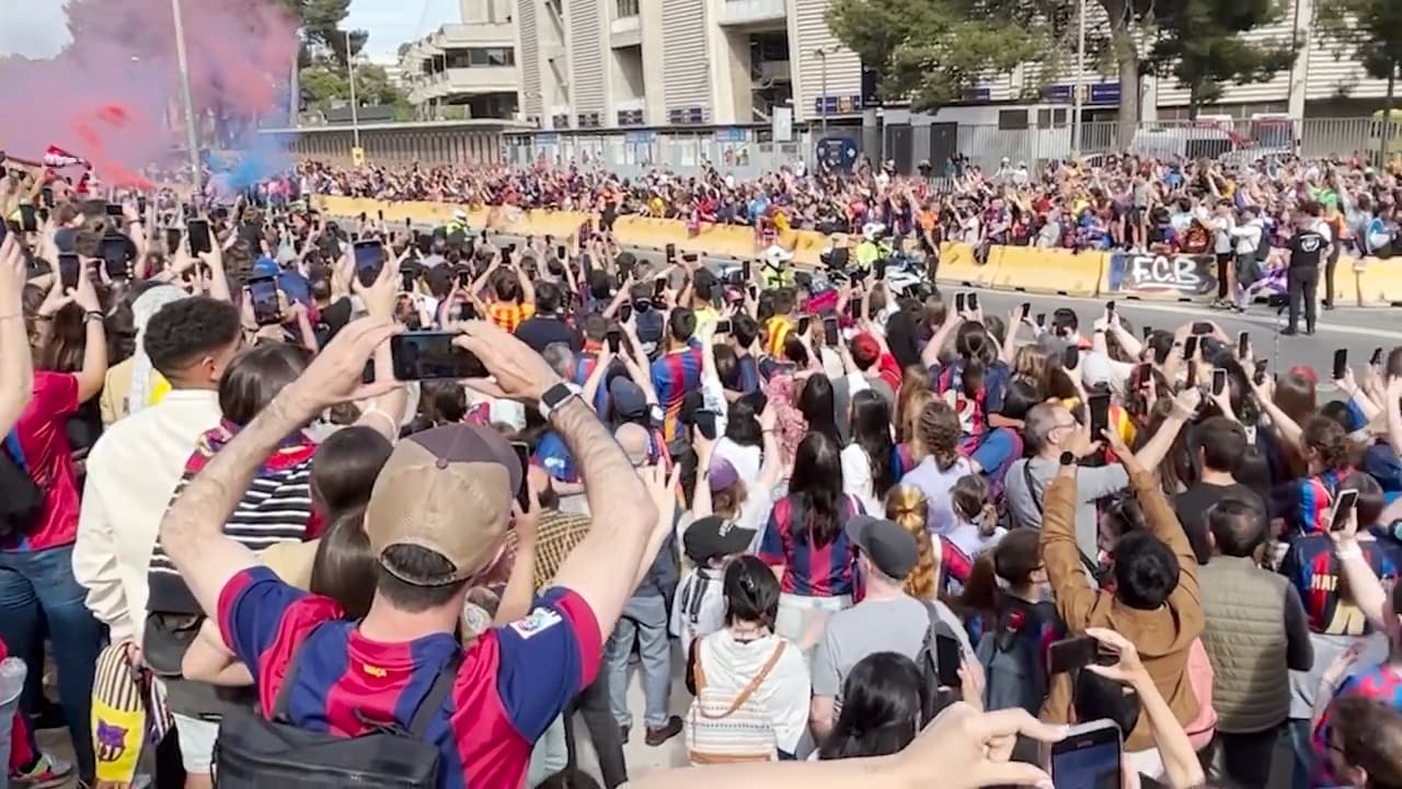 Barcelonas spelarbuss anländer