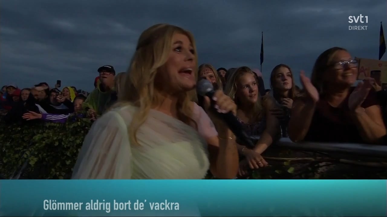 Här chockas Pernilla Wahlgren – mitt under Allsången