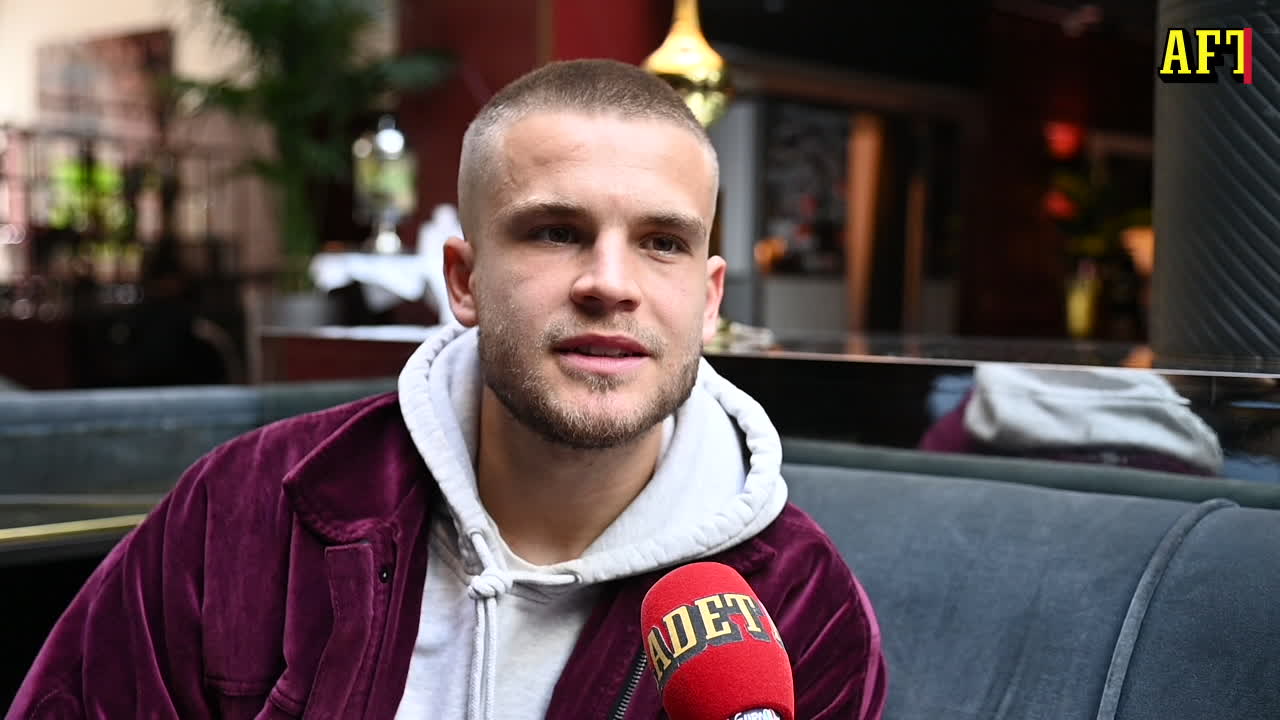 Amadeus Sögaard sjunger på svenska – om både mamma och pappa