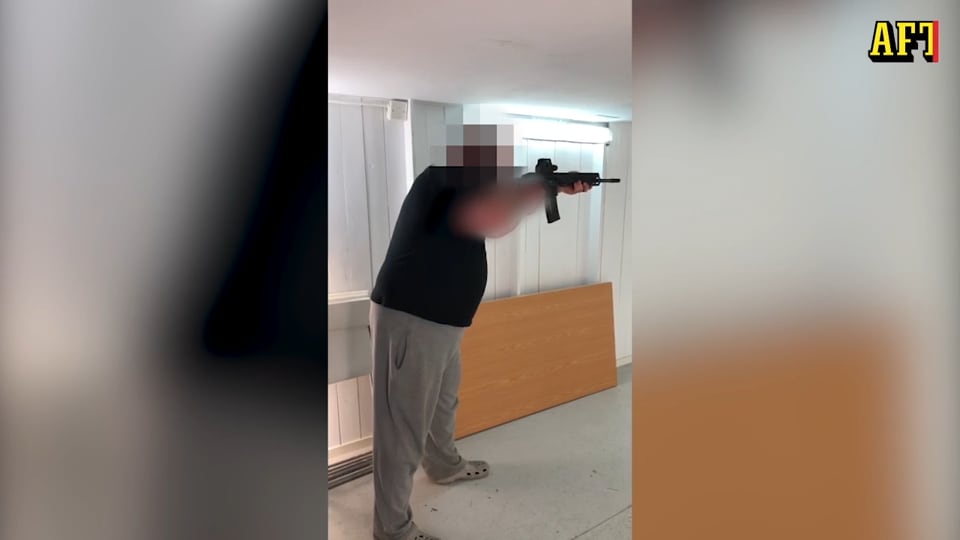 Här provskjuter militärmannen sitt automatvapen