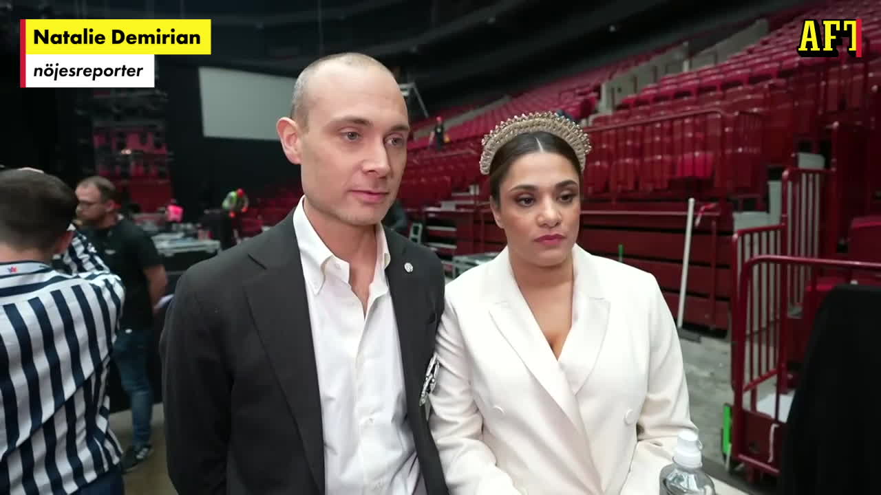 Programledarnas skratt efter scenkuppen