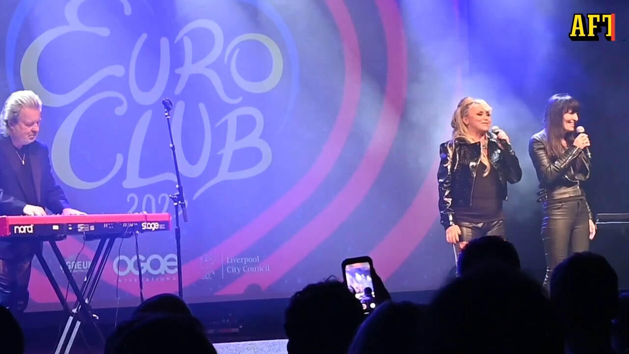 Här återförenas gruppen 'One more time'