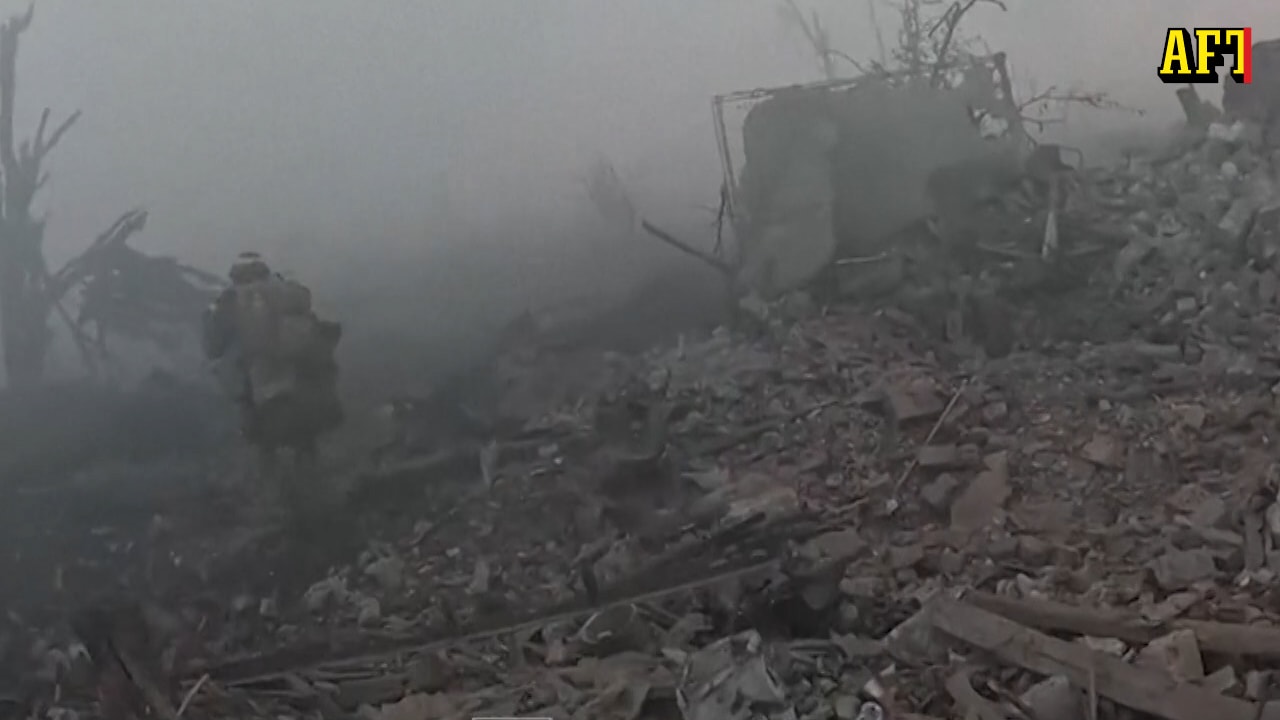 Se bilderna från befriade byn – i ruiner