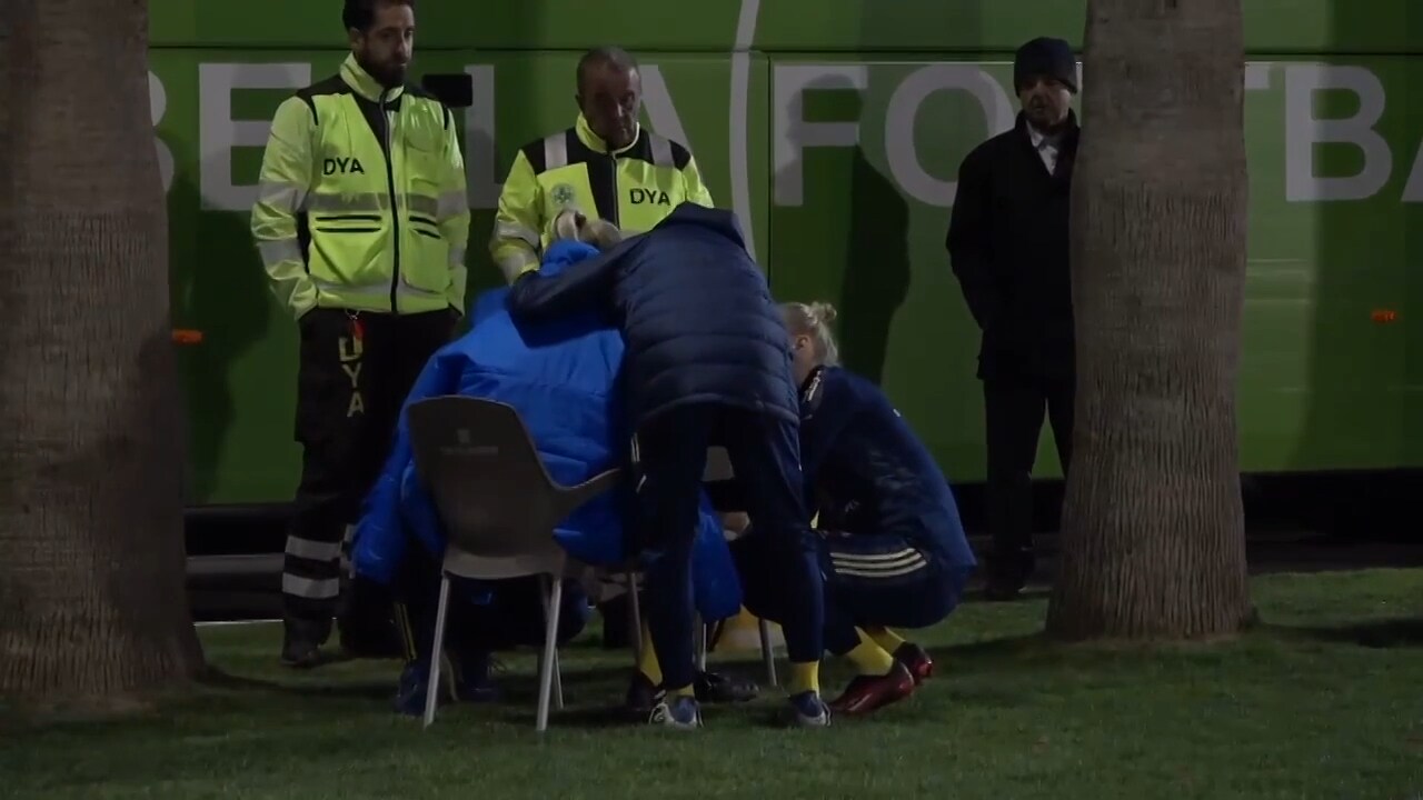 Ilestedt skadad – här tröstas hon av lagkamraterna