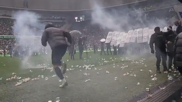 Galna scener (!) här attackeras spelarna