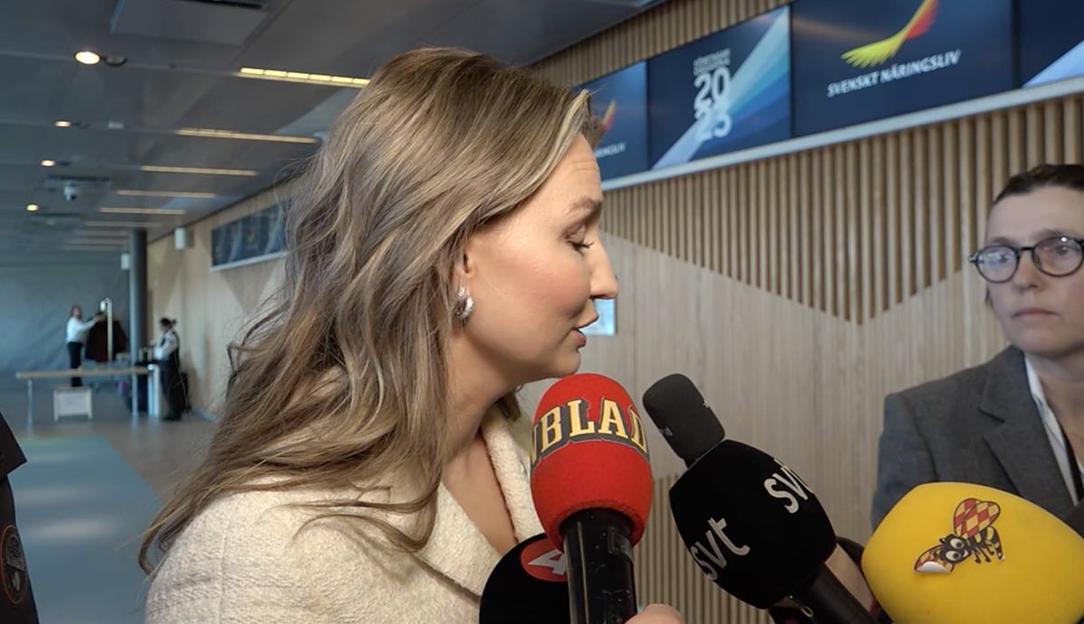 Här pressas Ebba Busch om anledningen till Ingerös avgång