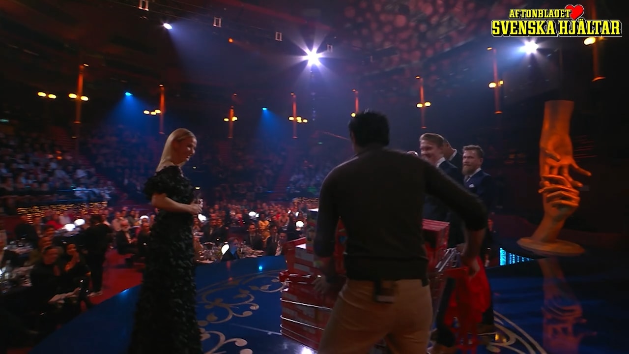 Här överraskar Josef Fares hjältarna – plötsligt hämtar han en hel kundvagn