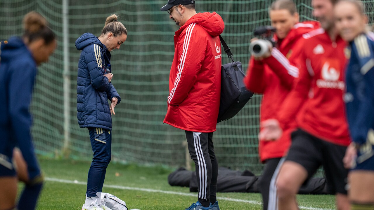 Här pekar Asllani mot skadan: "Får utvärdera"