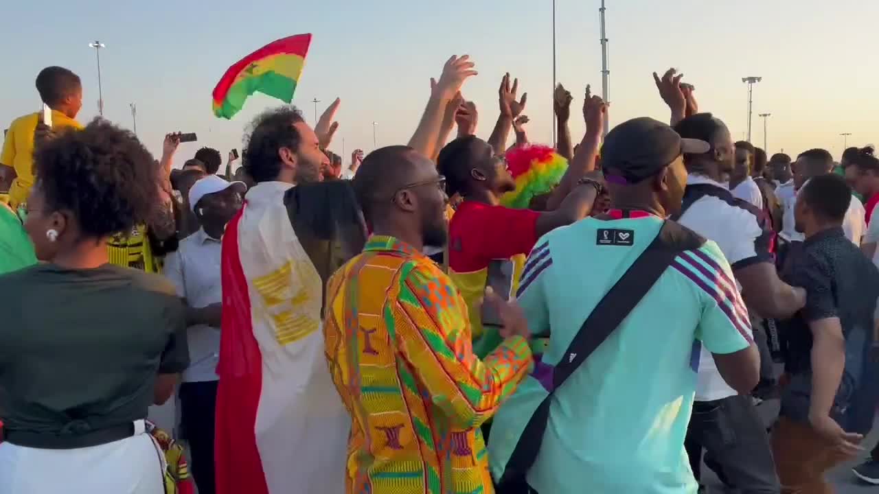 Se fansens sång och dans inför VM-matchen