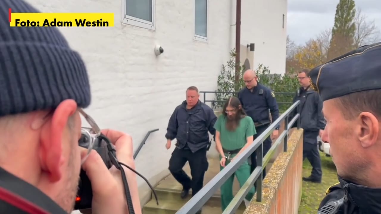 Här anländer Theodor Engström till rätten i bojor