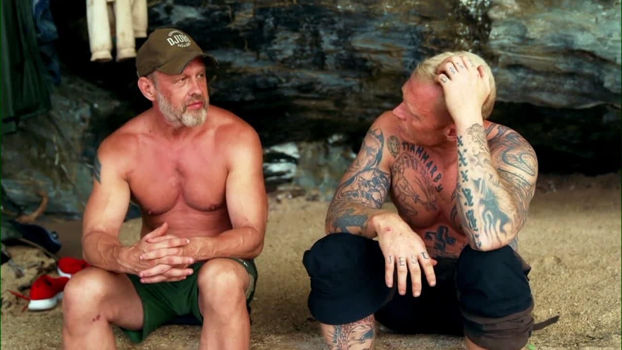 Här ger Pelle det känslosamma beskedet i "Robinson"