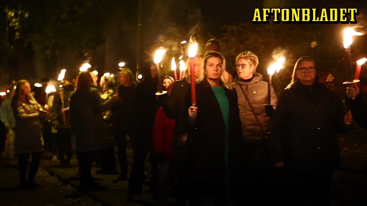 Se fackeltåget som hedrar minnet av döda småbarnsmamman