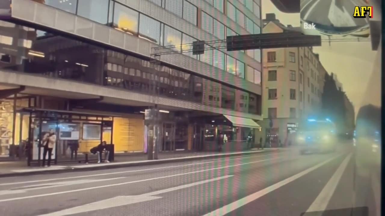 Filmen visar: Polisbilen sekunder bakom vid kraschen